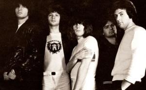 "Ti samo budi dovoljno daleko, za mene postoji drugi neko..."