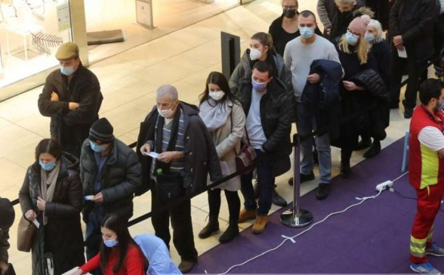 Pogledajte veliku gužvu u sarajevskom tržnom centru: Građani čekali red za vakcinu