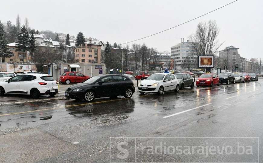 Zabrinjavajuće: Ogromne gužve na drive-in punktu u Sarajevu