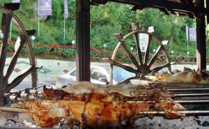 Poskupjelo pečenje u Jablanici, dostupno samo turistima?