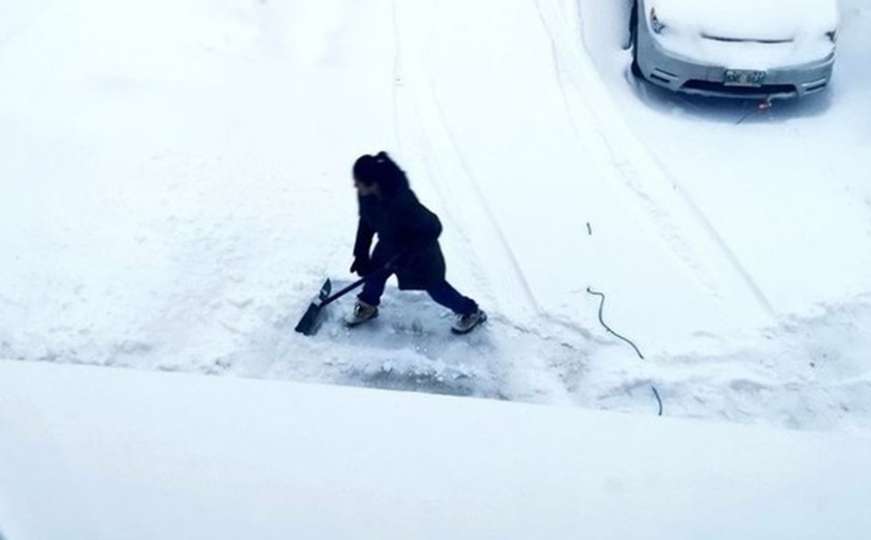 Ministar s prozora slikao suprugu koja čisti snijeg, pokrenuta peticija za razvod