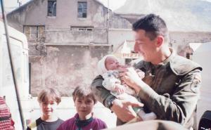 Španjolski vojnik traži djecu s kojom se slikao za vrijeme rata u Mostaru
