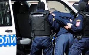 Iza brave drski pljačkaš koji je radnici kladionice izbio zube