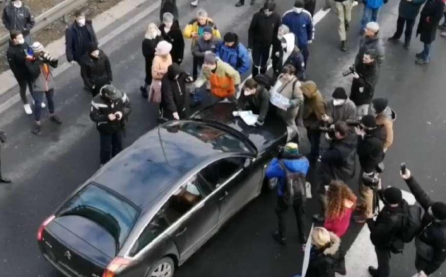 Nekoliko stotina ljudi blokiralo promet u Beogradu