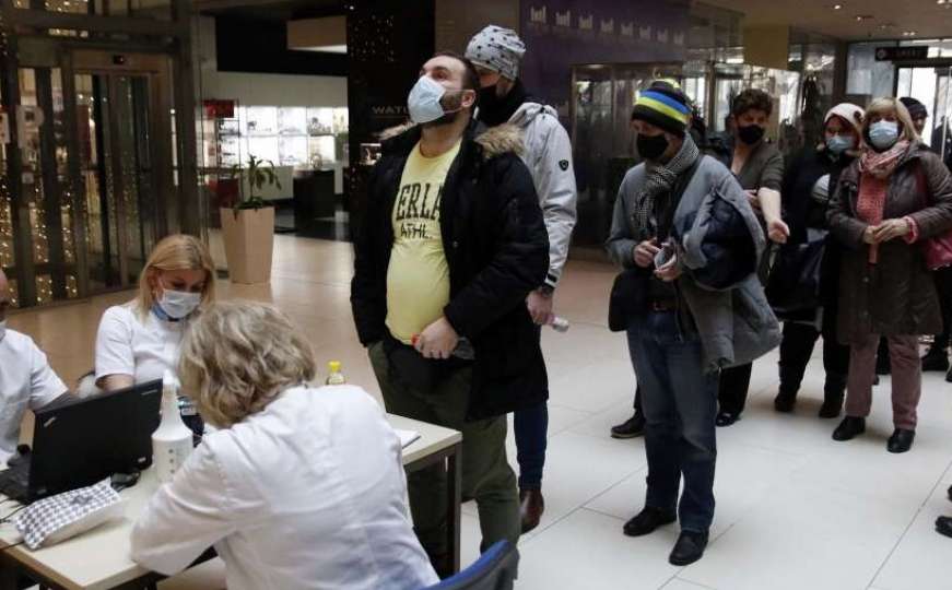 Sarajlije pohrlile da se vakcinišu: Evo koliko je građana vaksinisano u tržnom centru