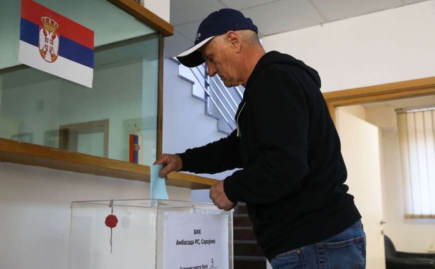 U Srbiji građani glasaju na referendumu za promjenu Ustava