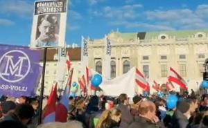 Haos na protestima u Beču: Demonstranti nosili i sliku Hitlera