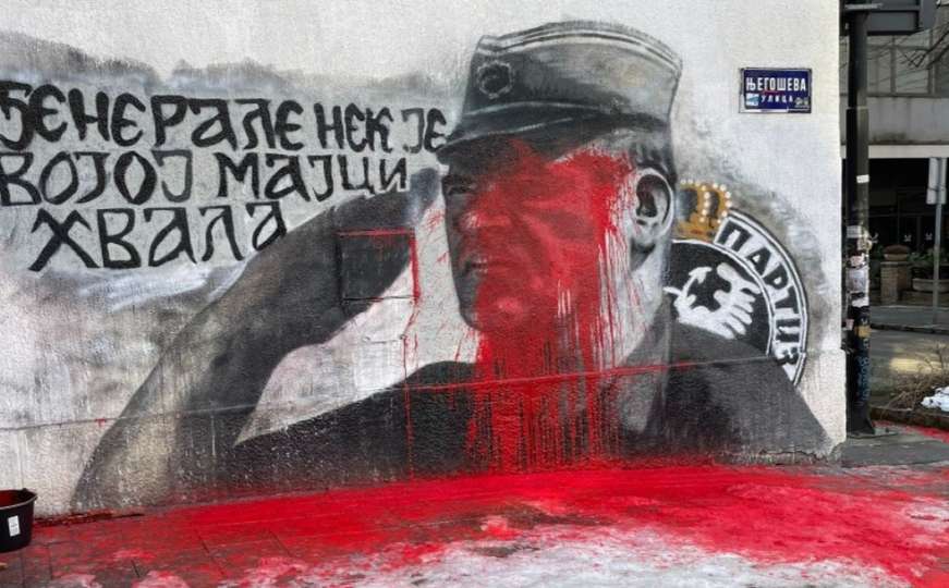Ponovo prekrečen mural zločincu Mladiću: 'Crveno na radost'