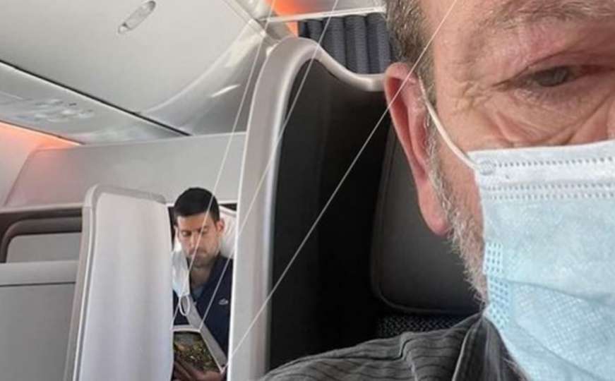 Otkrili smo ko je uslikao Novaka Đokovića u avion dok čita knjigu