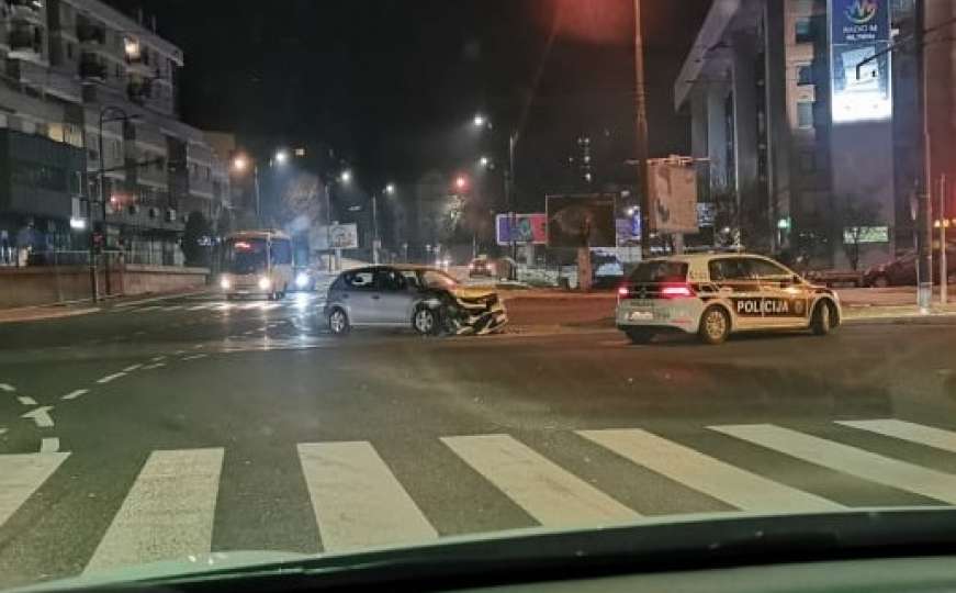 Nakon saobraćajne nesreće u Sarajevu, vozač prevezen u bolnicu