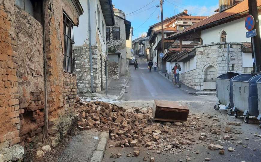 Srušio se zid kuće u centru Sarajeva: Namještaj i cigle završili na ulici...