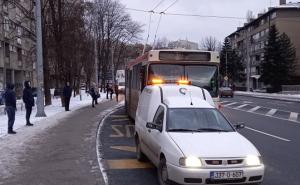 Naoružajte se strpljenjem: Trolejbus u kvaru, građani se mrznu na stajalištu