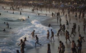 Brazilci ne mare za pandemiju: Plaže Rio de Janeira prepune