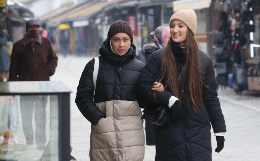 Hladna i tmurna srijeda u Sarajevu, građani u 'punoj zimskoj opremi' 