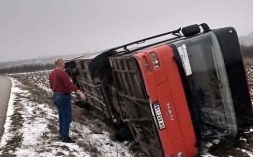 U Srbiji se prevrnuo autobus i završio u kanalu