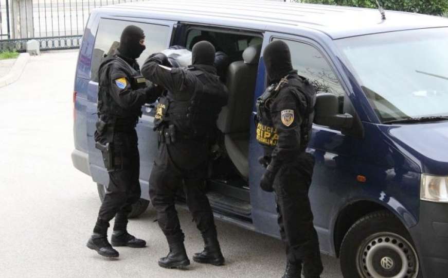 Policija u bh. gradu pronašla vojnu municiju i drogu: Uhapšen muškarac