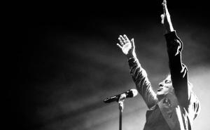 Parni valjak predstavlja posljednju pjesmu koju je Aki otpjevao