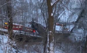 Katastrofa u Pittsburghu: Srušio se most, autobus stoji uspravno, dramatične scene