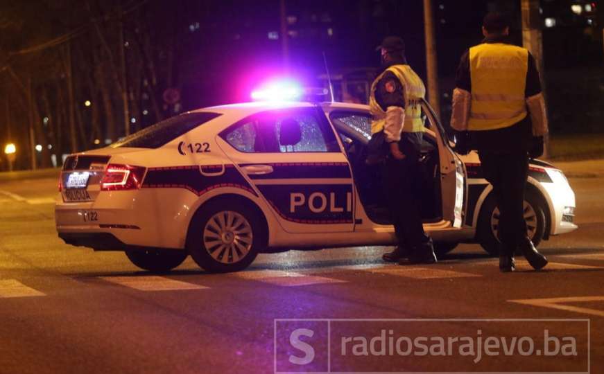 Prevrnulo se vozilo u Sarajevu, udarilo u trafostanicu: Policija na terenu