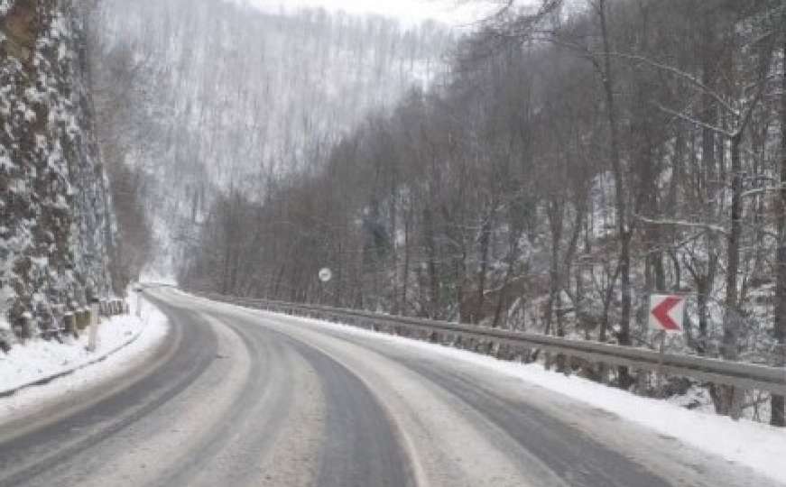 Vozači oprez: Na ovim putevima snijeg može praviti probleme