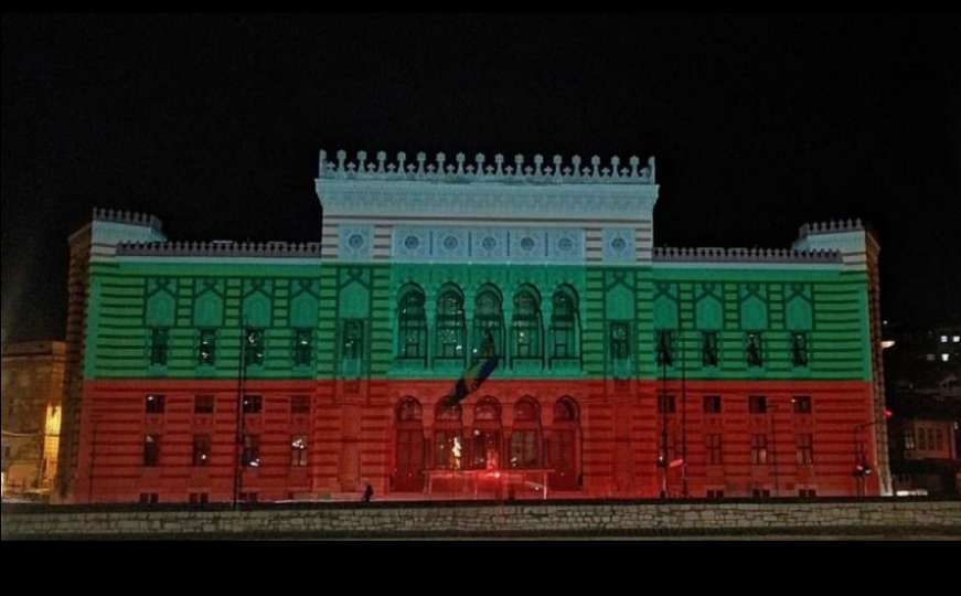 Vijećnica osvijetljena bojama zastave Bugarske