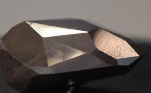 Crni dijamant koji potiče iz svemira ponuđen na aukciji