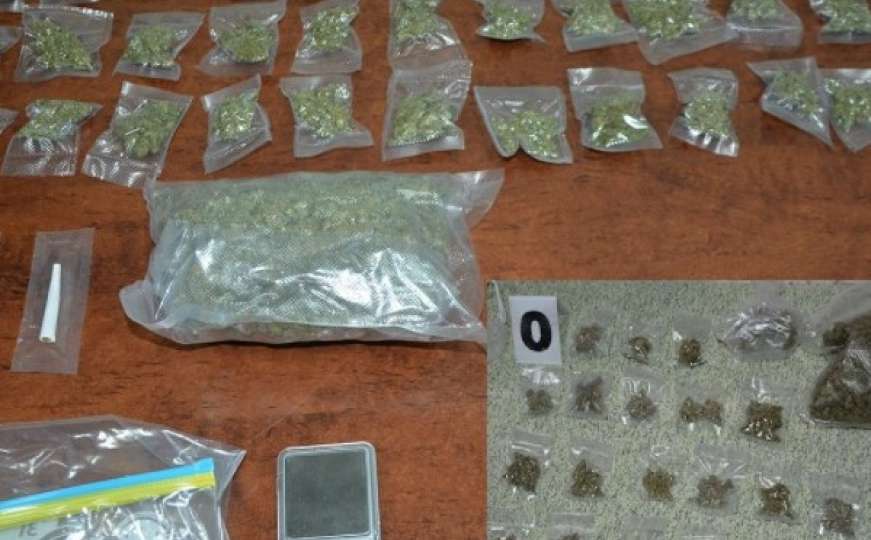 Policija upala u stanove dilera u BiH: Oduzeto skoro kilogram marihuane i oružje