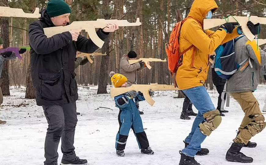 Ukrajina se sprema da brani zemlju od Rusije - na vojne vježbe dovode i djecu (4)