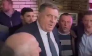 Dok ruši državne institucije: Objavljen novi video Dodika kako pjeva