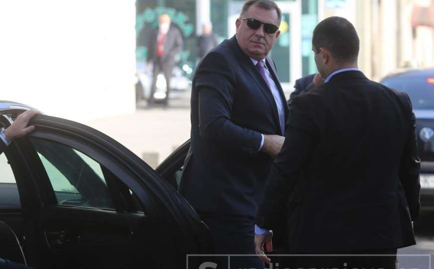'Turković hoće da ambasadori nose u džepu zastavu i rašire je čim izađu iz auta'