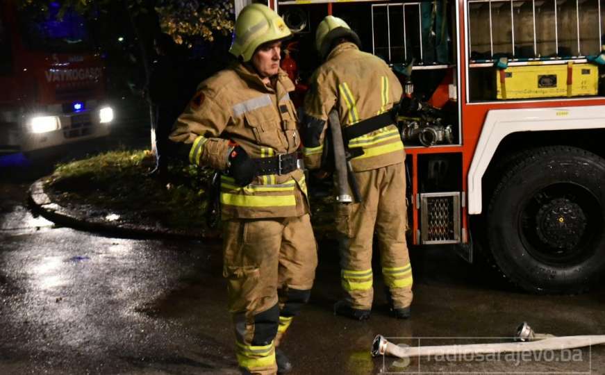 Teška noć za vatrogasce: Gorio stan u Sarajevu, ima povrijeđenih