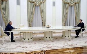 Koja je pozadina džinovskog stola za kojim su razgovarali Putin i Macron?