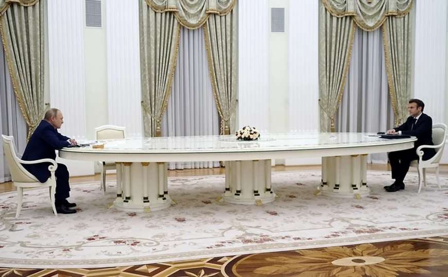 Koja je pozadina džinovskog stola za kojim su razgovarali Putin i Macron?