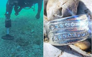 Ronilac pronašao vrijedan prsten u moru: "Vlasnica zna šta piše u njemu..."