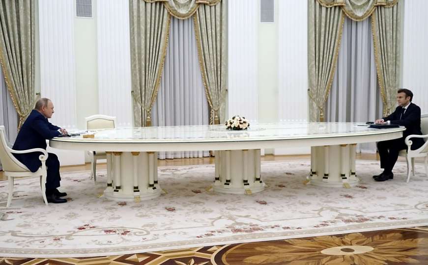 Riješena misterija džinovskog stola za kojim su razgovarali Putin i Macron