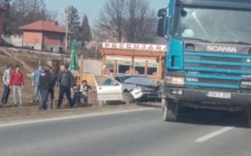 Nesreća u BiH: Petero povrijeđenih u žestokom sudaru kamiona i vozila