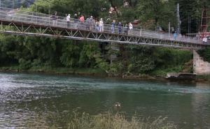 Muškarac skočio u Vrbas, spasili ga policajci