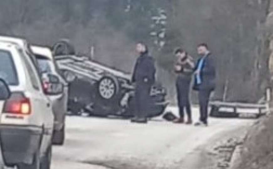 Nesreća kod Čevljanovića: Automobil završio na krovu 