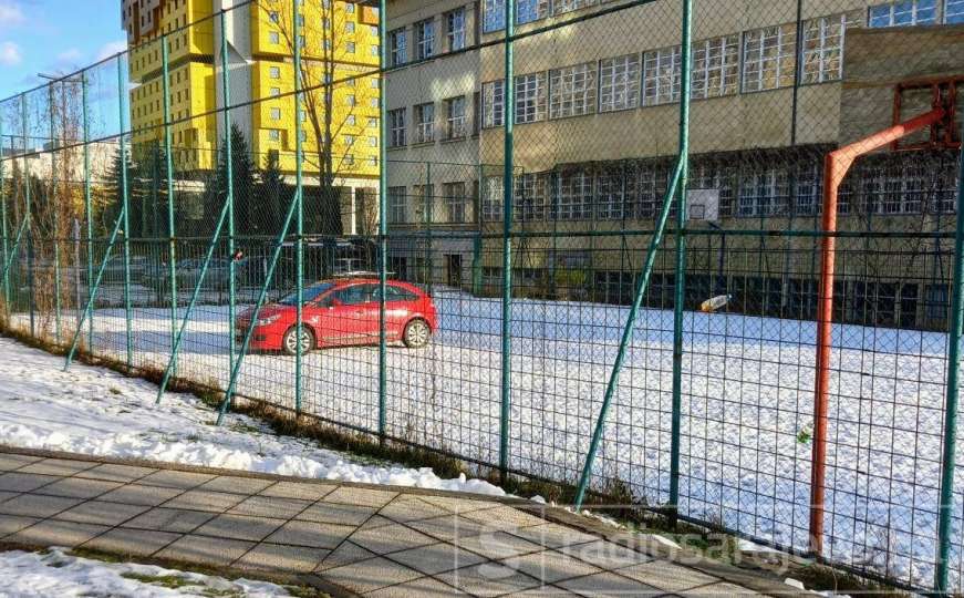 Čudan prizor iz Sarajeva: Školsko igralište iskoristio za parking