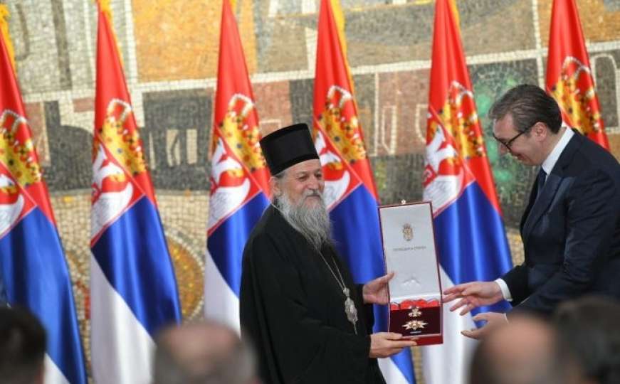 Srbijanski medij "razapeo" Vučića: Šta će Pahomiju orden od države?