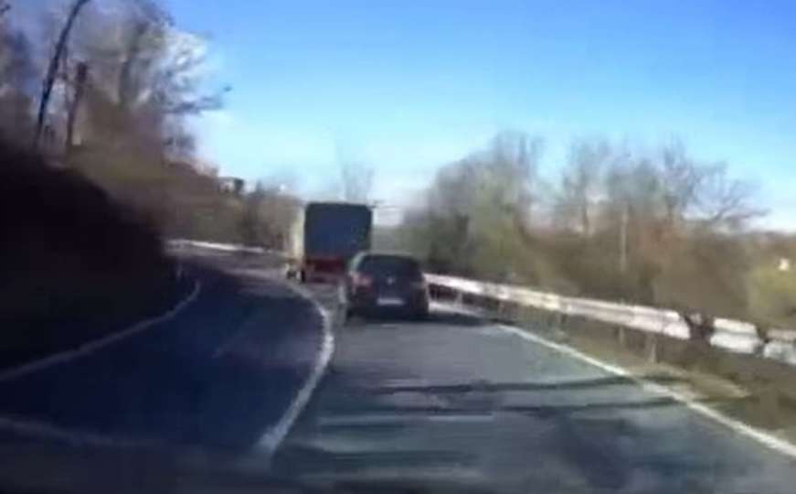 Dramatičan snimak iz BiH: Kamion vozi normalnom brzinom, a onda iz krivine izlazi...