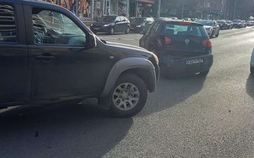 Žestok sudar dva vozila na Grbavici: Dijelovi vozila razasuti po asfaltu 