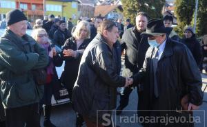 Vikića ispred Suda dočekali brojni građani: Pružena ruka i osmijesi ohrabrenja