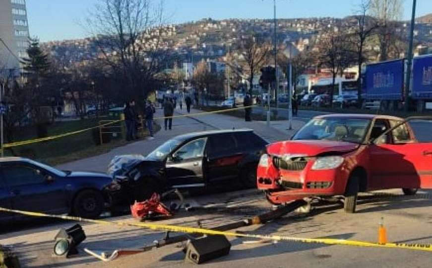 Sudar četiri vozila u Sarajevu, dvije osobe povrijeđene