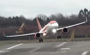 Pogledajte dramatični snimak na kojem se vjetar "igra" sa avionom