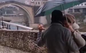 Ples na kiši u Mostaru oduševio mnoge: Oh, kako vas je lijepo vidjeti
