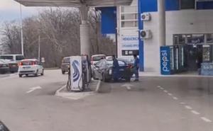 Pogledajte kako radnici pumpe kradu gorivo vozaču BMW-a