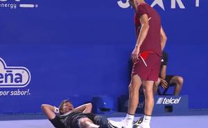 Teniser počeo da se grči tokom meča i od bolova se srušio na zemlju!