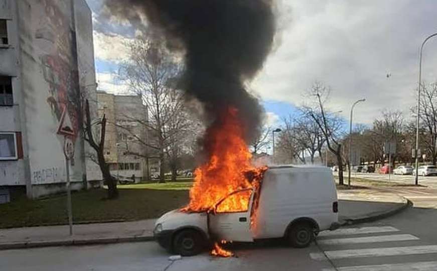 Vatrogasci na terenu: Zapalio se caddy na cesti u bh. gradu