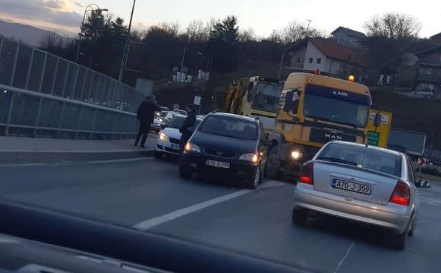 Haos na ulazu u Sarajevo: Saobraćajni kolaps zbog udesa